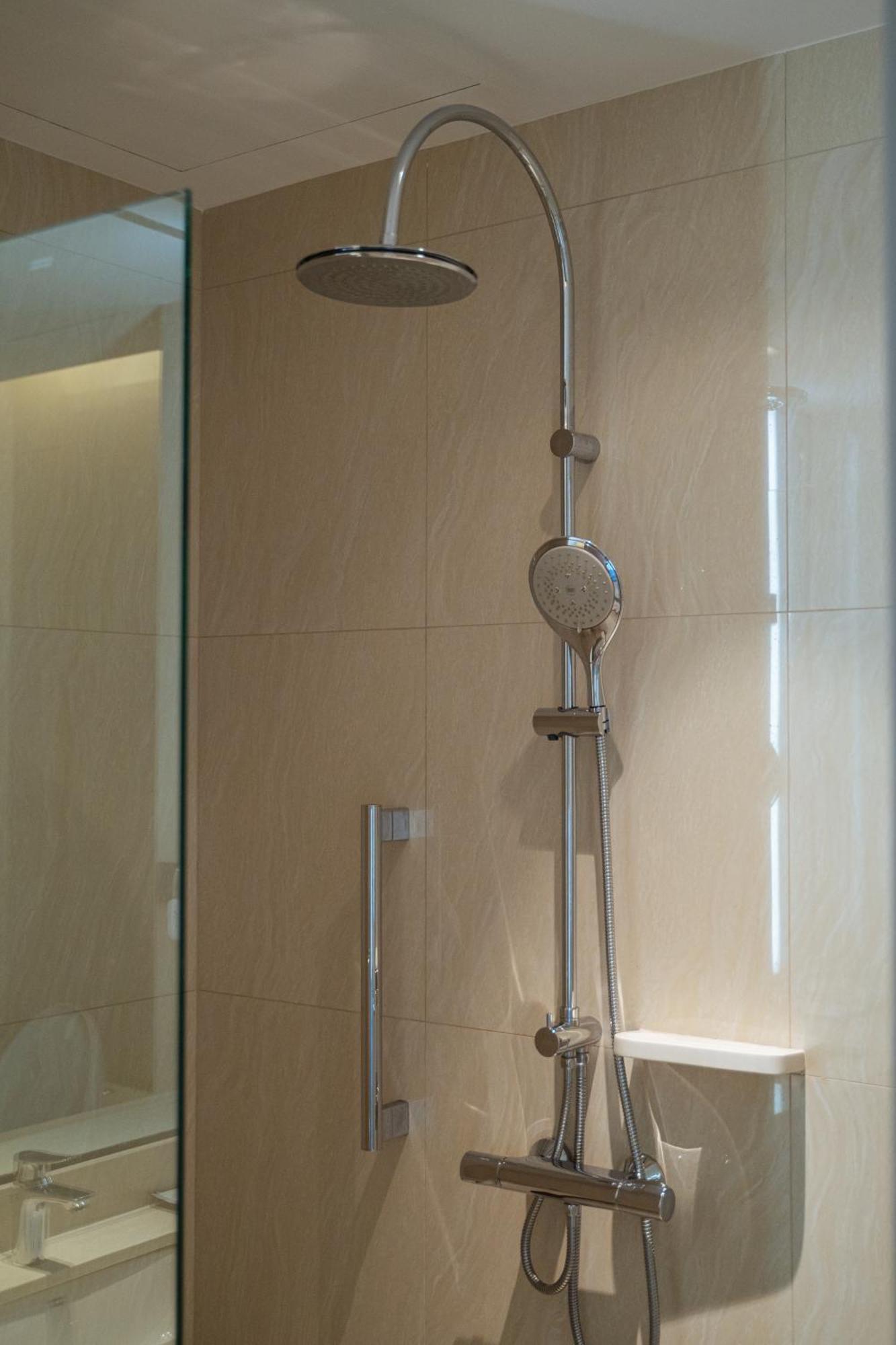 Centre Point Hotel Terminal21 Korat ناخون راتشاسيما المظهر الخارجي الصورة A shower