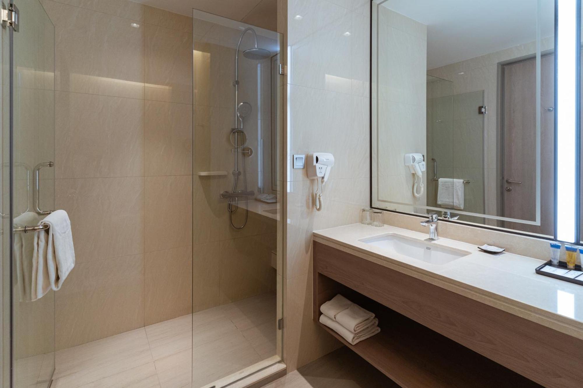 Centre Point Hotel Terminal21 Korat ناخون راتشاسيما المظهر الخارجي الصورة A shower enclosure in a hotel bathroom
