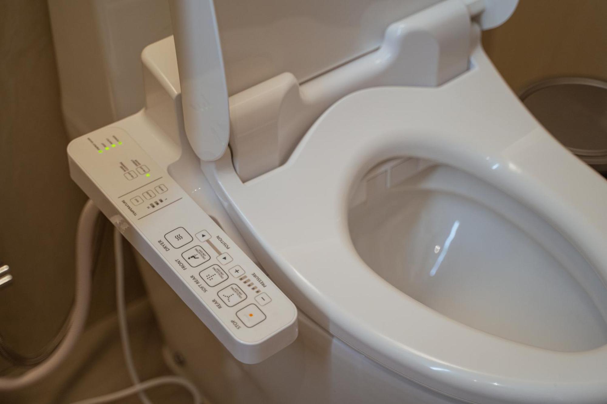 Centre Point Hotel Terminal21 Korat ناخون راتشاسيما المظهر الخارجي الصورة A modern Japanese toilet with bidet and heated seat
