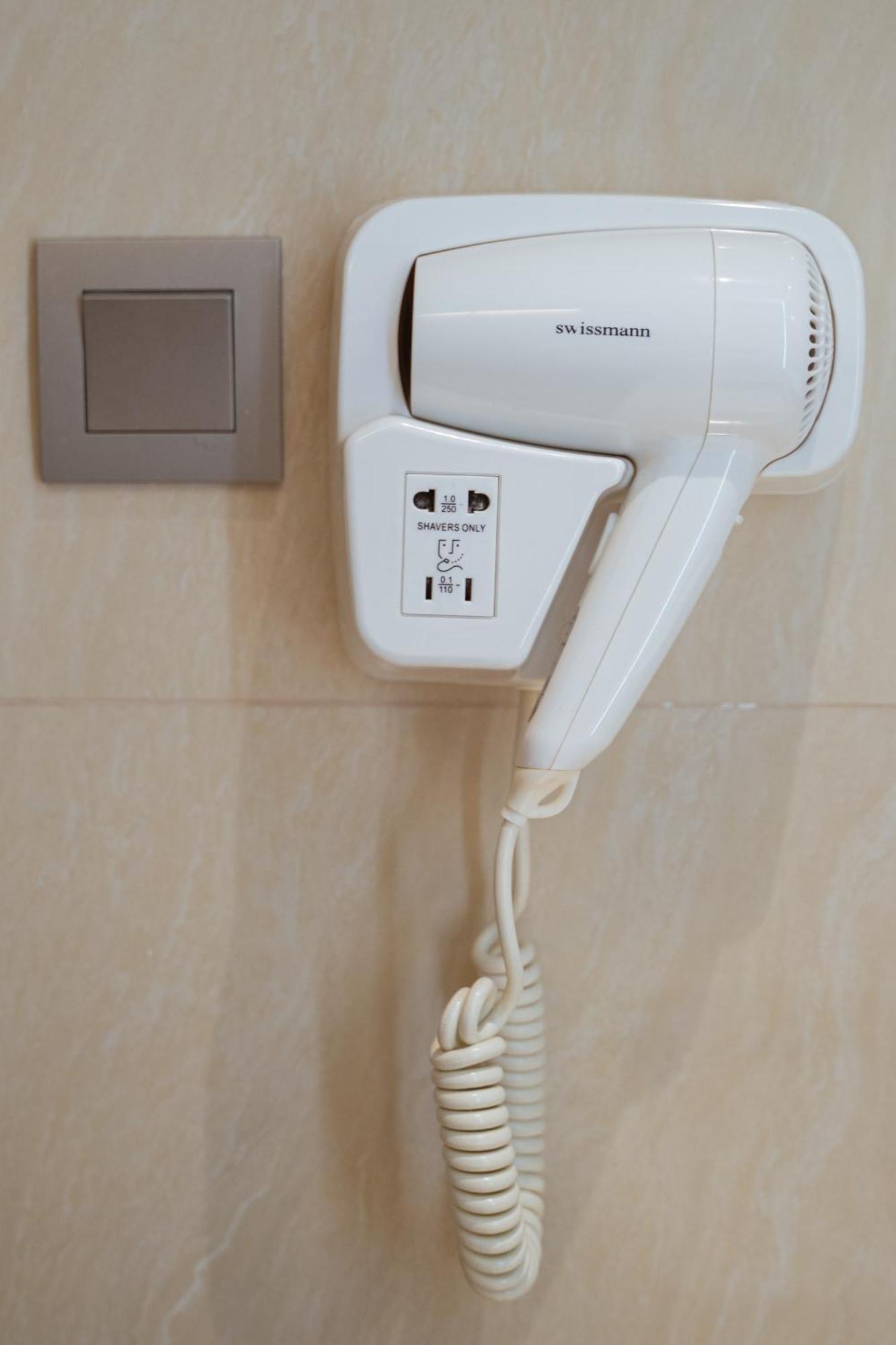 Centre Point Hotel Terminal21 Korat ناخون راتشاسيما المظهر الخارجي الصورة A wall-mounted hair dryer